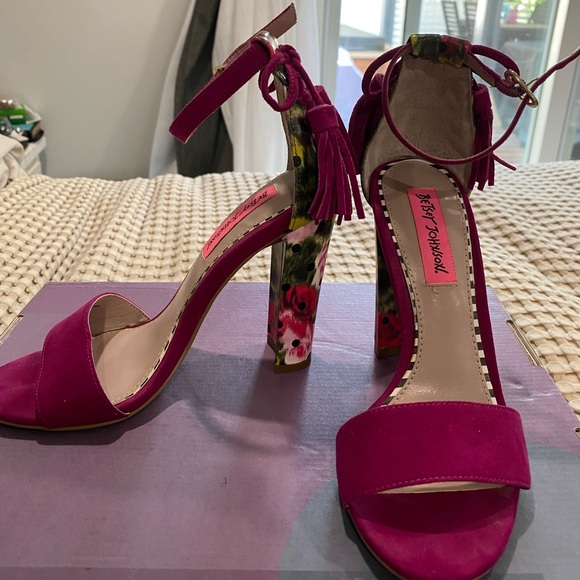 Betsy Johnson heels. Magenta floral size 5 - Picture 2 of 4